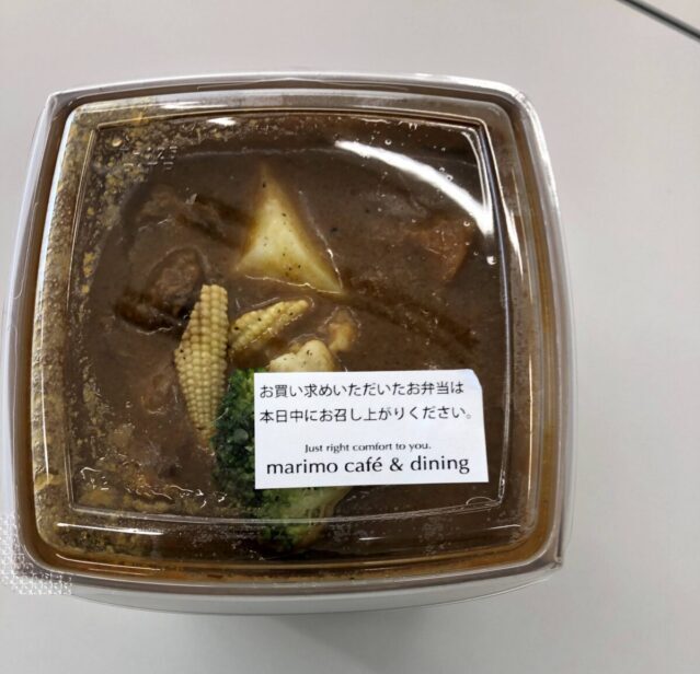 パックの中にカレーが入っている