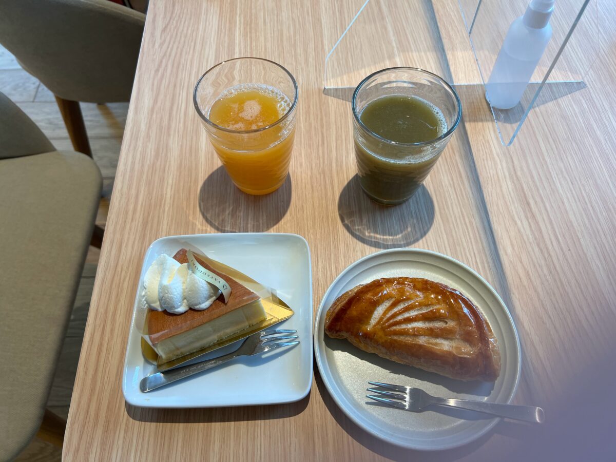 飲み物2つとケーキとアップルパイ